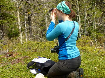 person sights with compass