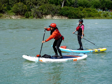 2 SUP paddlers on river